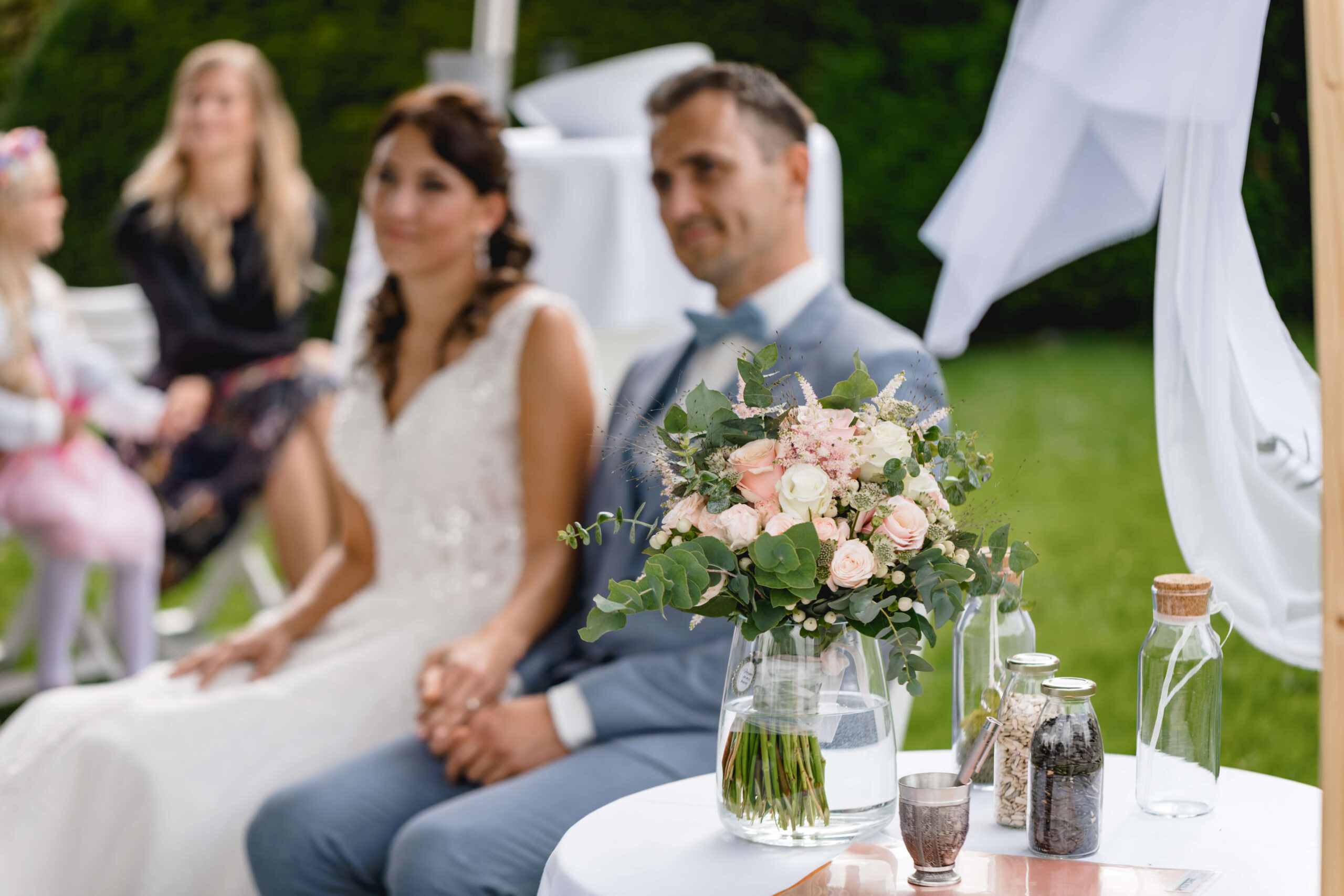 Romantisches Paarshooting nach der Hochzeit in Lichtenwalde