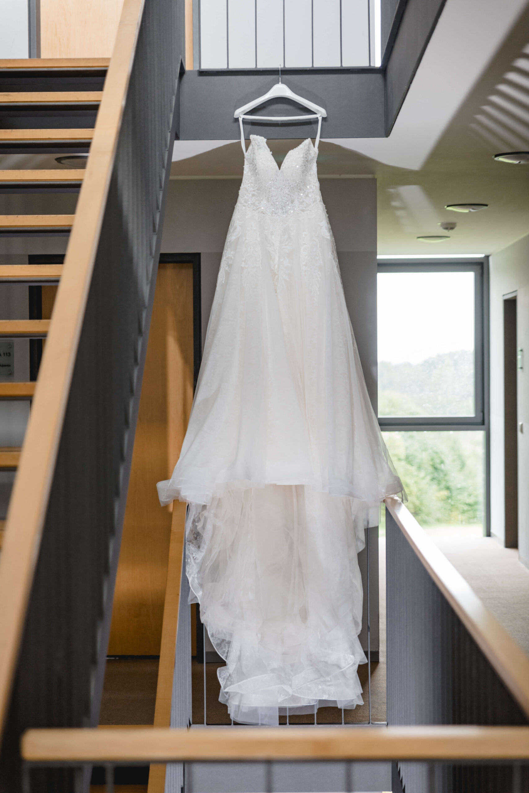 Braut zieht sich an vor der Hochzeit in Lichtenwalde